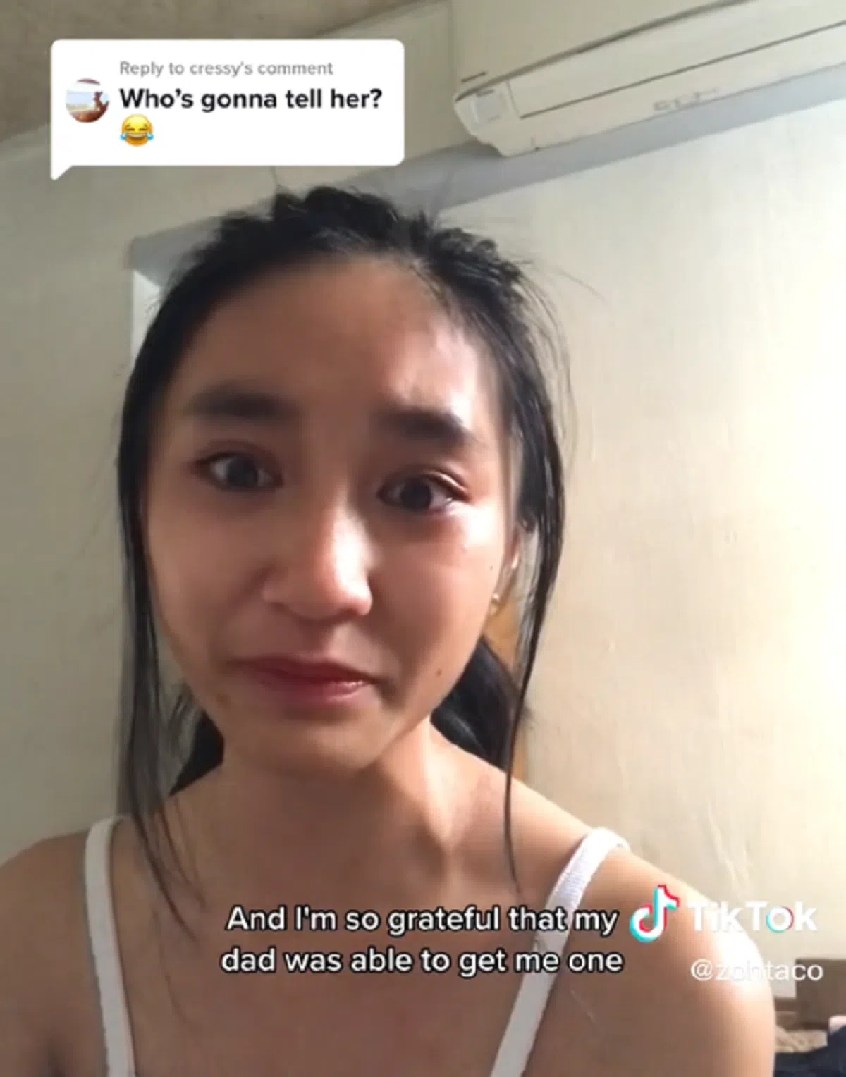 佐伊说她的家境并不宽裕，不是天天都能吃到面包。父亲为了给她买一个80元包包，必须努力工作存钱一段时间才能做得到。（Tiktok @ZOHTACO截图）