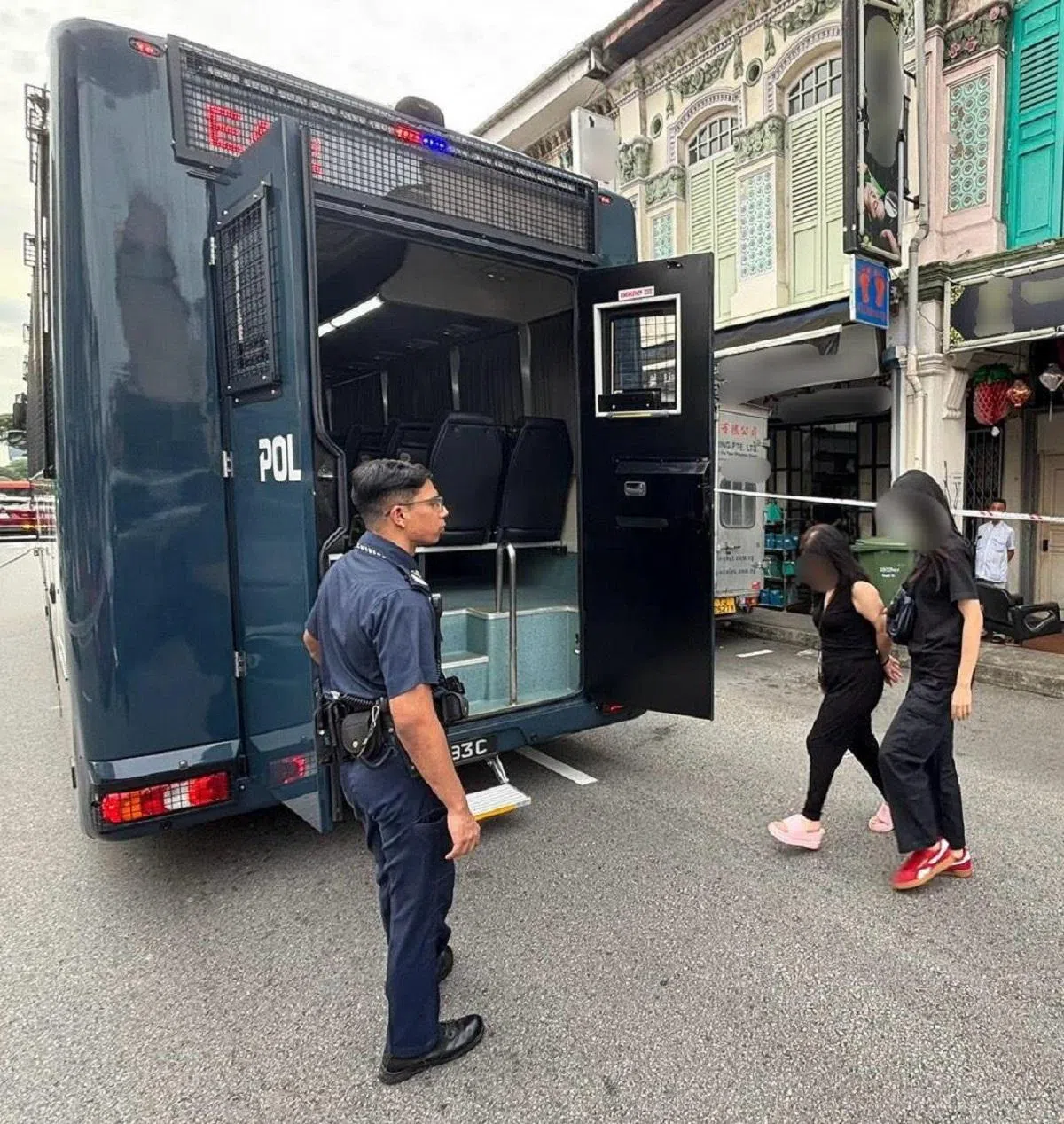 警方逮捕涉嫌卖淫的女子。（新加坡警察部队提供）