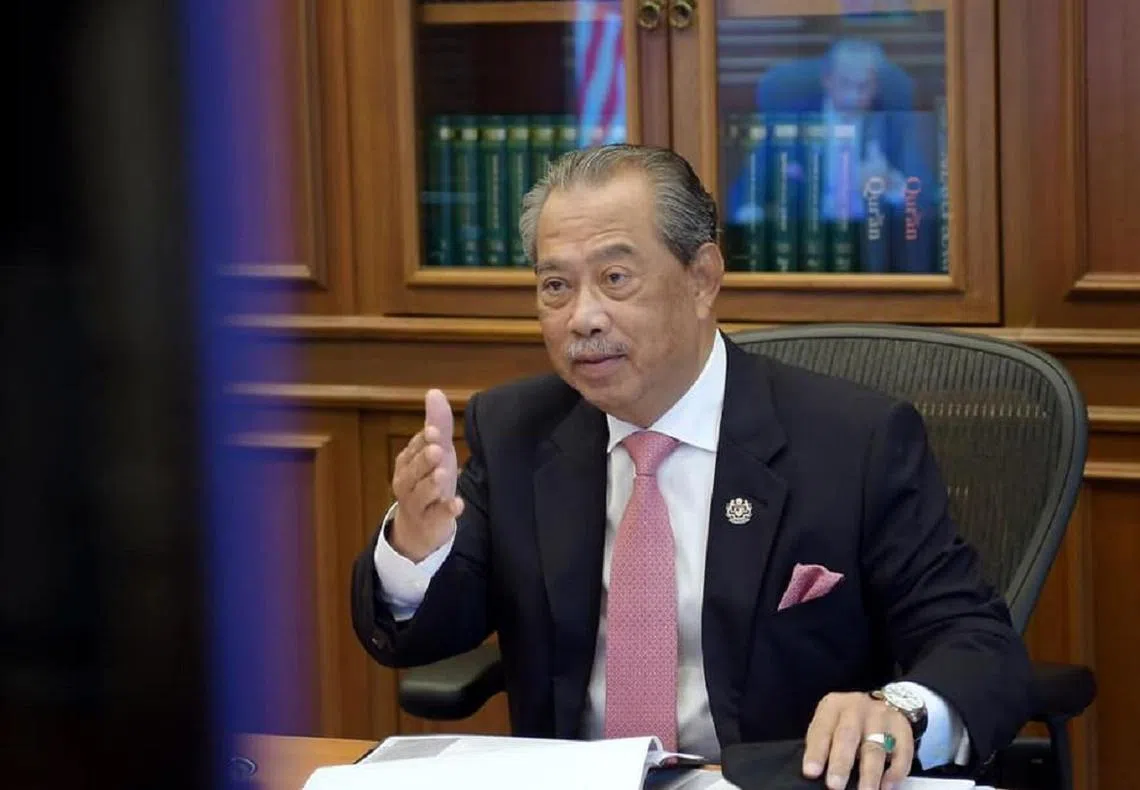 安华和阿末扎希不是没有出手的机会，尤其是安华，最终还不是铩羽而归。就算马国首相慕尤丁（上图）再怎么跛脚，再怎么“躲在冠病后方”，但还是屹立不倒，只能说不是慕尤丁厉害，而是在野党太烂？（慕尤丁面簿）