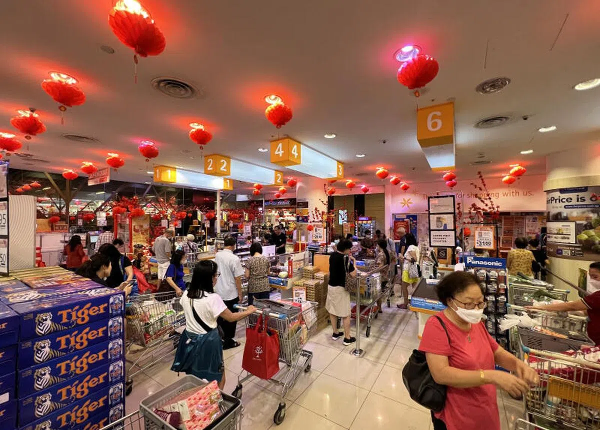即便是农历新年公共假期，超市的收银员和排货员也继续工作。（联合早报）