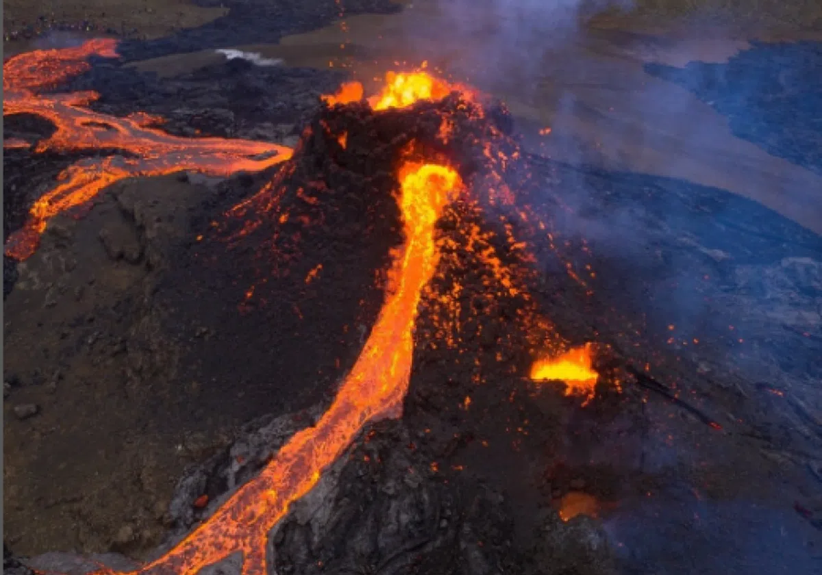 冰岛法格拉达尔火山爆发，熔岩从地上喷涌而出。（inspiredbyiceland Instagram）