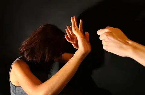 受访的年轻德国男子中，约三分之一认为，跟配偶争吵时，“一气之下动手”是可以接受的。（示意图）