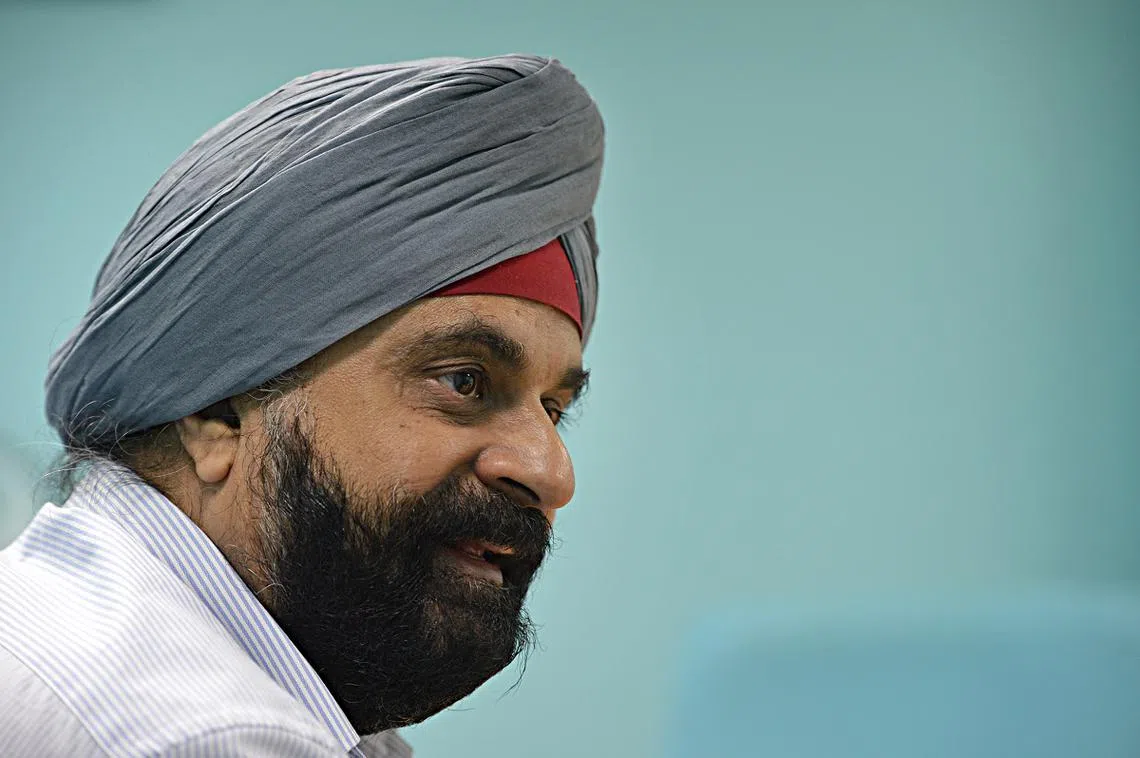 殷吉星1997年当选宏茂桥集选区议员，在2015年大选引退后，仍定期撰写有关行动党的评论，以敢怒敢言著称。（海峡时报）