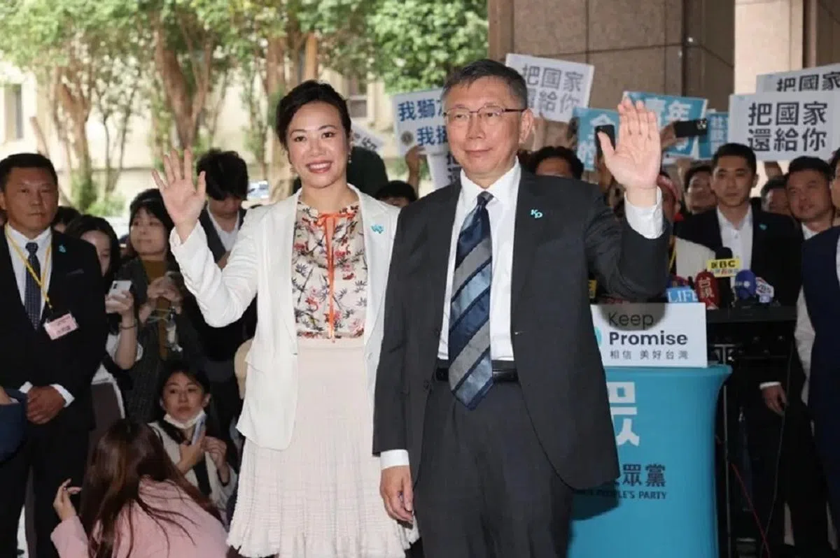民众党参选组合：柯文哲（右）与吴欣盈（左）完成登记参选。 （联合报）