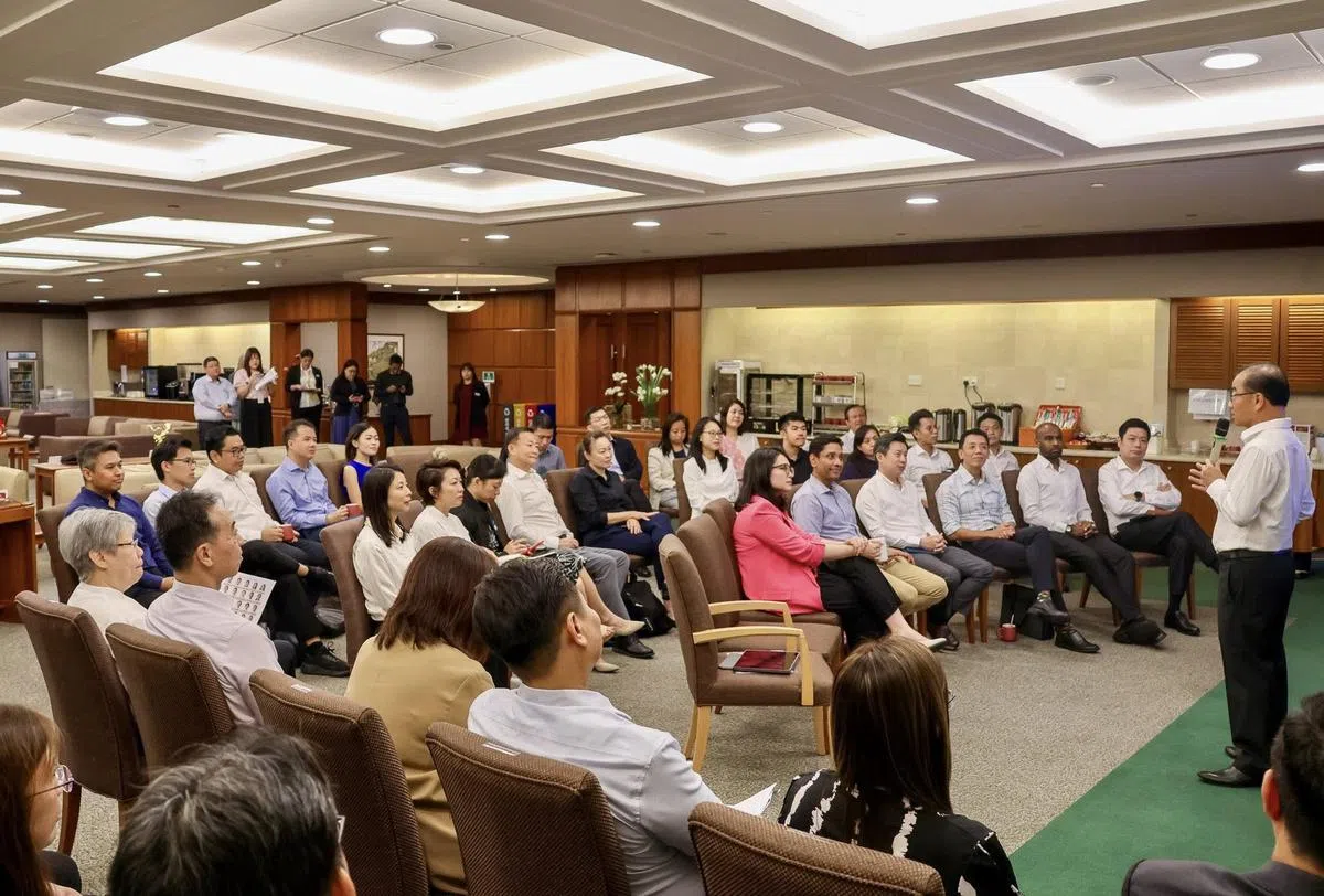 国会议长谢健平（右）在国会迎新会上向“新手”议员们说话。在场的新议员以人民行动党议员为主，也包括工人党的两名非选区议员刘宇扬（后排座位面对镜头者左四）和蒋佩姗（后排座位面对镜头者左五）。（谢健平脸书）