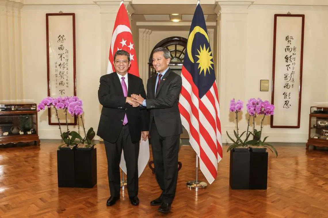 我国外交部长维文（右）和马来西亚外交部长塞富丁今早在我国会面。（新明日报）