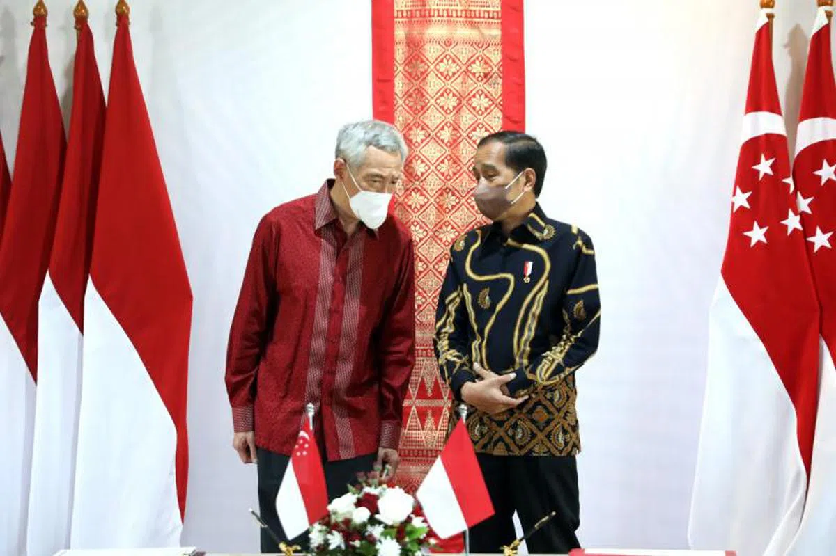 总理李显龙（左）与印尼总统佐科在印尼民丹岛举行的非正式峰会会晤。（联合早报）