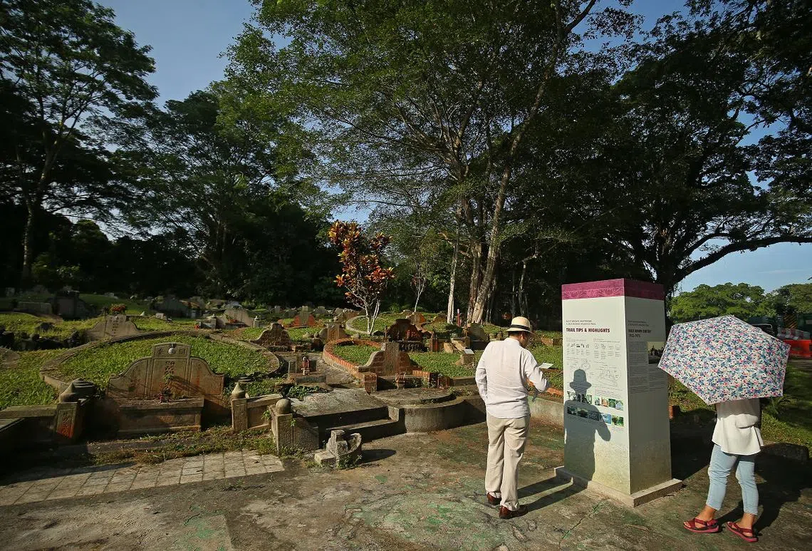 游客可以跟随新启用的武吉布朗导览路径，自行展开一段新加坡人物历史之旅。（联合早报）