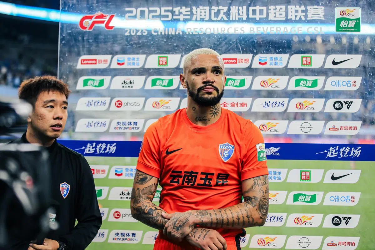 2025年3月28日，云南玉昆在客场4比3击败深圳新鹏城，赢得云南足球史上首场中超胜利。图为巴西籍球员佩德罗-恩里克（Pedro Henrique）在“赞助商墙”前接受访问。（ALAMY）