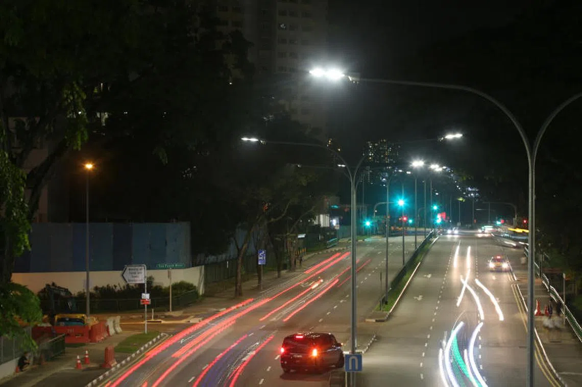 目前，我国使用的街灯几乎都是更节省能源的LED（Light Emitting Diodes）。图为大巴窑1巷的街灯。（联合早报）