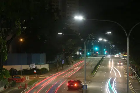 目前，我国使用的街灯几乎都是更节省能源的LED（Light Emitting Diodes）。图为大巴窑1巷的街灯。（联合早报）