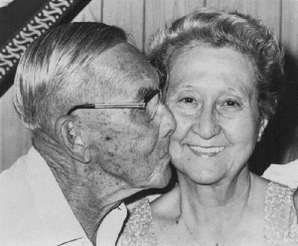  爱丽丝·彭尼华德与丈夫。（互联网） 