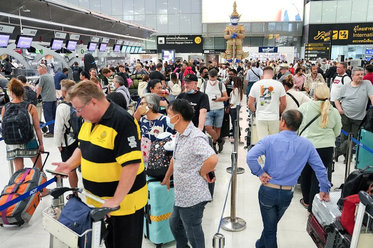 泰国2023年的外国游客人数或将高达3000万人次。图为泰国机场的旅客人潮。（路透社）