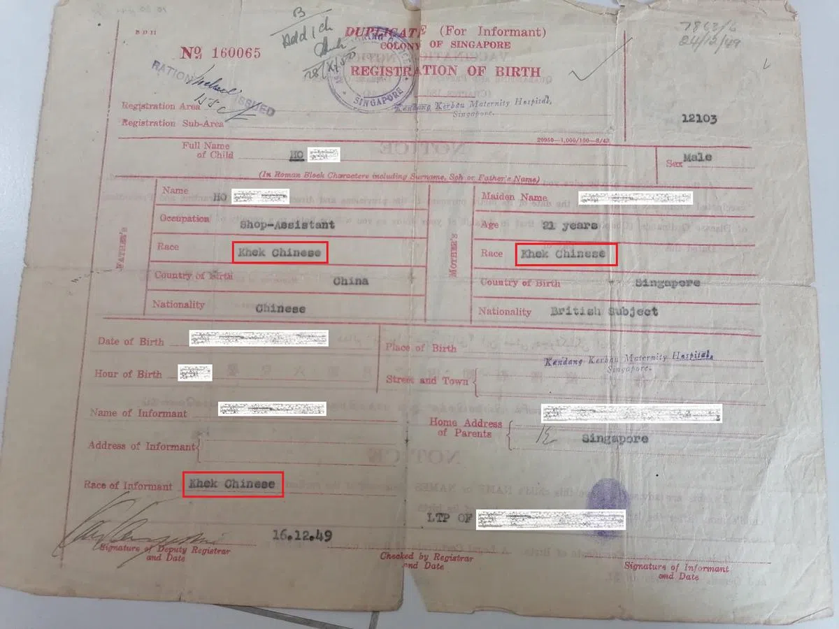 1949年建国一代的纸质出生纸，列明了父母的籍贯（客家，Khek Chinese）、年龄与职业等详情。（作者提供）