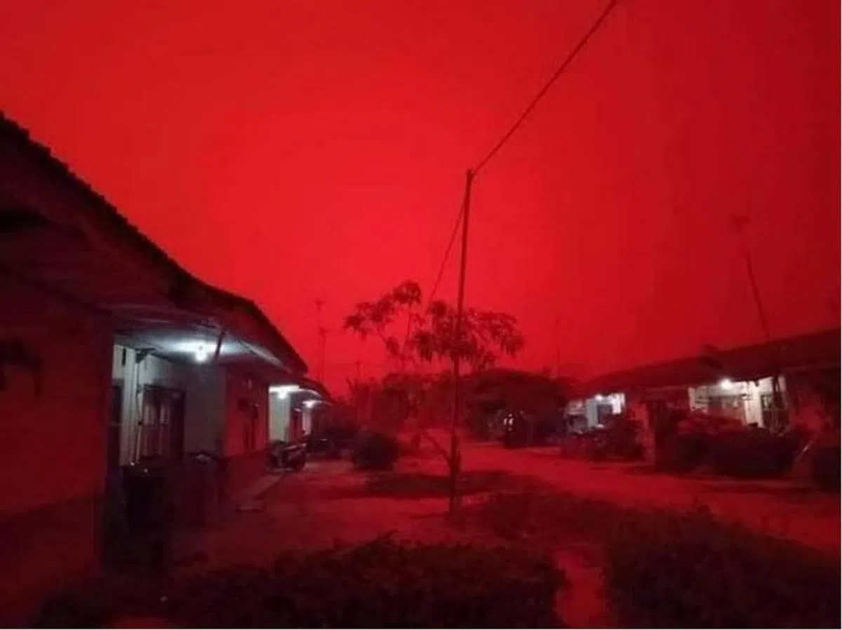 印尼持续燃烧中的多个火点释放出大量烟霾，造成瑞利散射（Rayleigh Scattering）现象，导致印尼天空染成一片火红。（互联网）