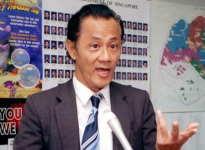1999年，黄文优到选举局提呈竞选表格，但选举委员会最终拒绝颁发合格证书给他。（联合晚报档案照片）