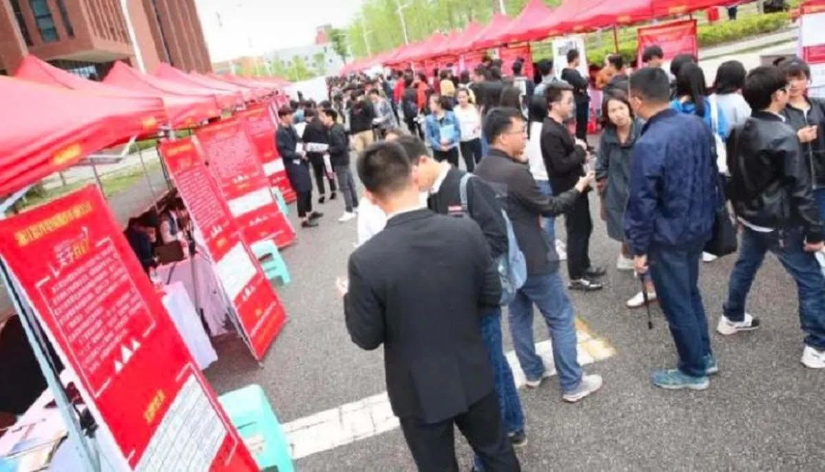 有专家指出，直播招聘料难以帮助填补企业的核心职缺。图为中国企业举办职业展。（知乎）