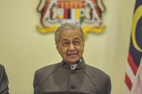 针对民调显示超过六成马国人认为国家没有在正轨前进，马哈迪（图）称他无法理解马国人所谓的表现良好是什么意思。（马来邮报）