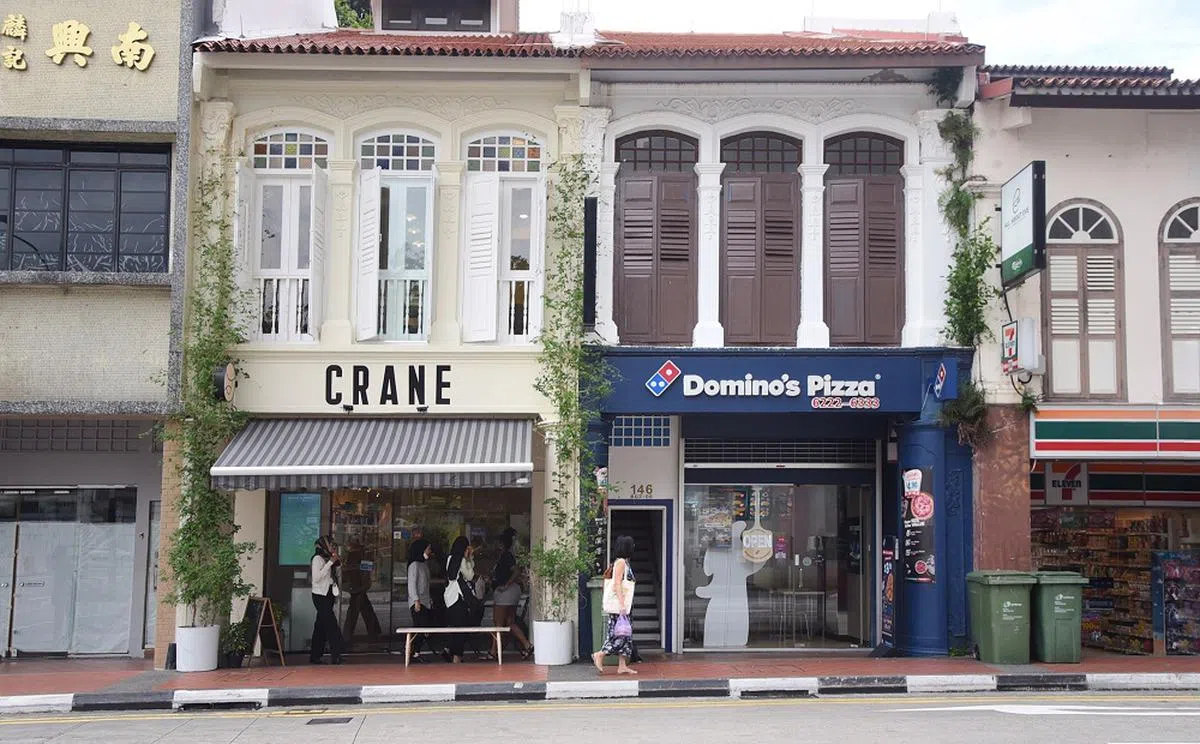 在亚拉街的老店屋可以找到便利商店、快餐店和咖啡馆。（海峡时报）