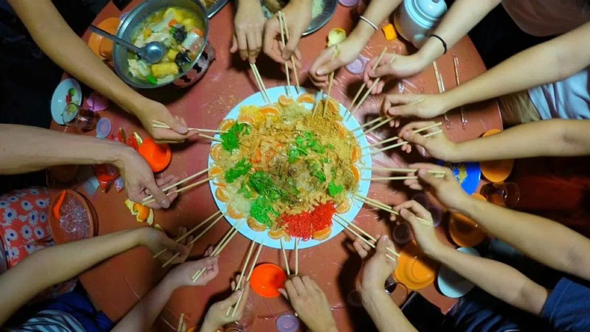  热热闹闹的捞生已成为新马两地华人过年不可或缺的习俗（互联网） 