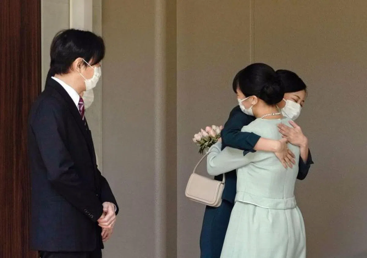 真子公主坐车离开皇宫前，和妹妹佳子公主相拥告别，秋筱宫夫妇也在场见证送行。（路透社）