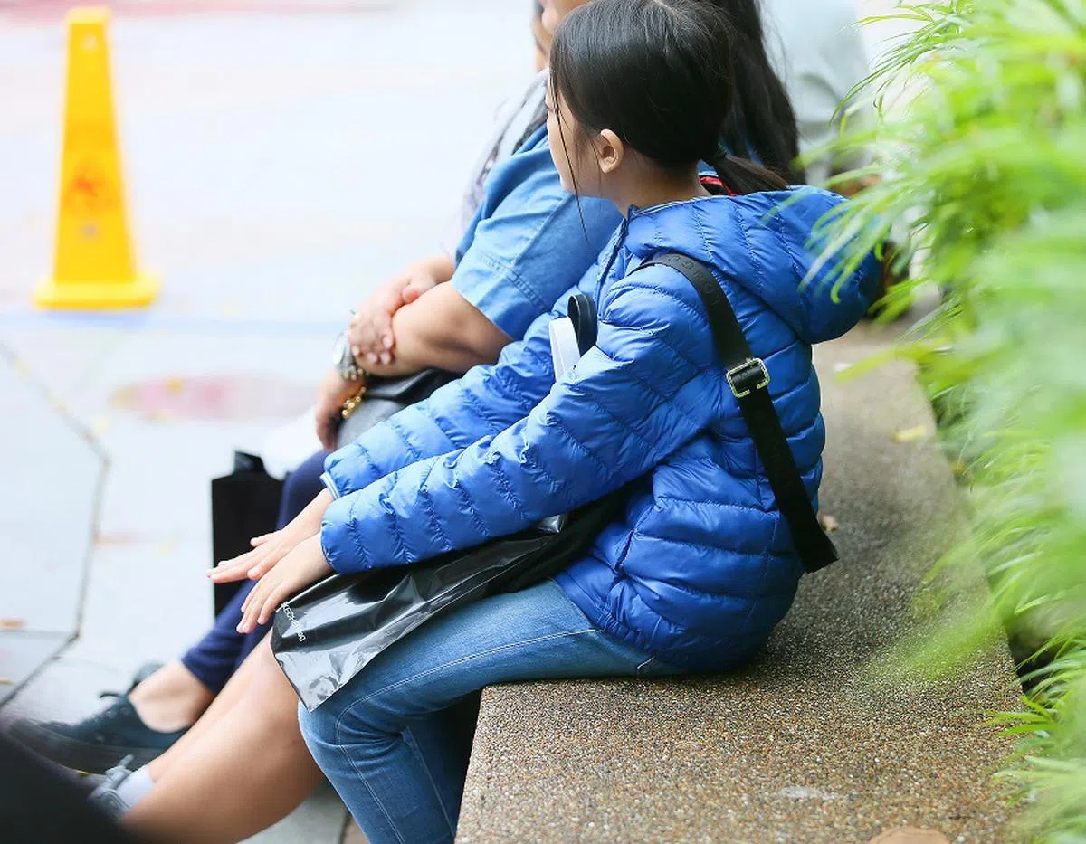 2018年，新加坡部分地区气温降至21摄氏度，家长让孩子穿起羽绒服“御寒”。（档案照）