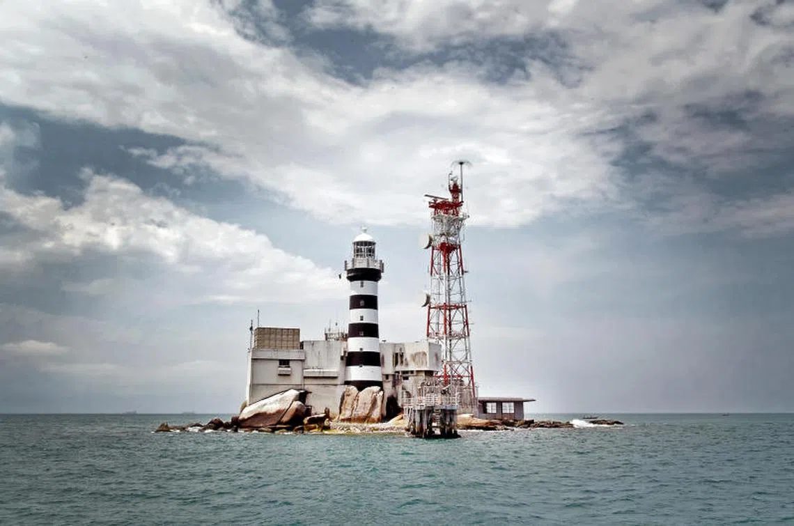 白礁坐落在樟宜以东约46公里的海域，国际法院在2008年裁决白礁主权属于新加坡，附近的中岩礁归马来西亚。（海峡时报）