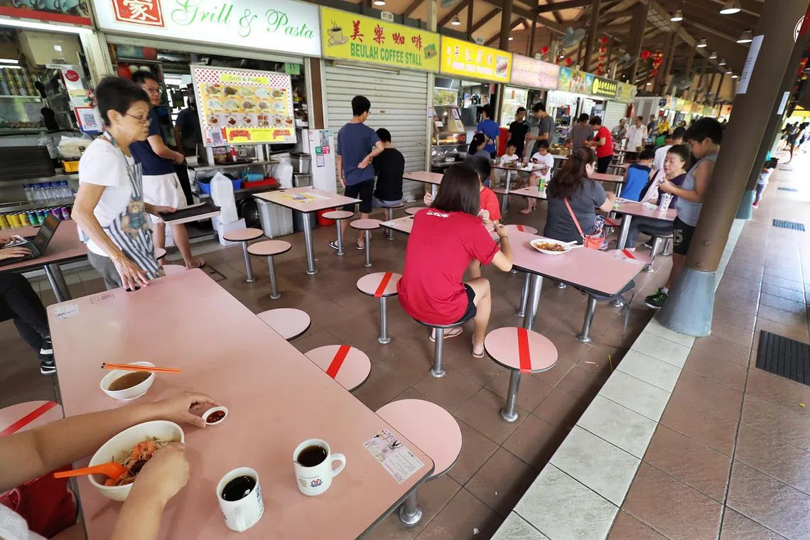 从4月7日至5月4日，小贩中心一律只允许打包，不能坐下来吃。（联合晚报）