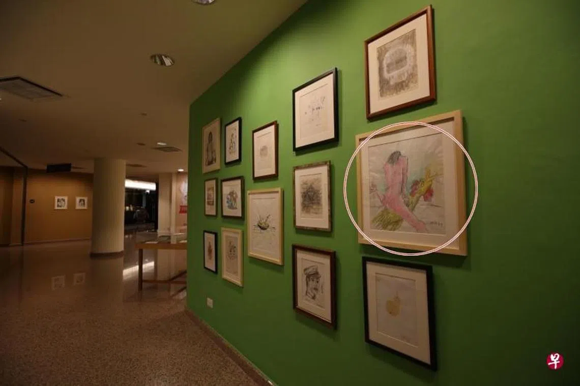 引起争议最终被取下的，就是圆圈中的这幅画。（联合早报）