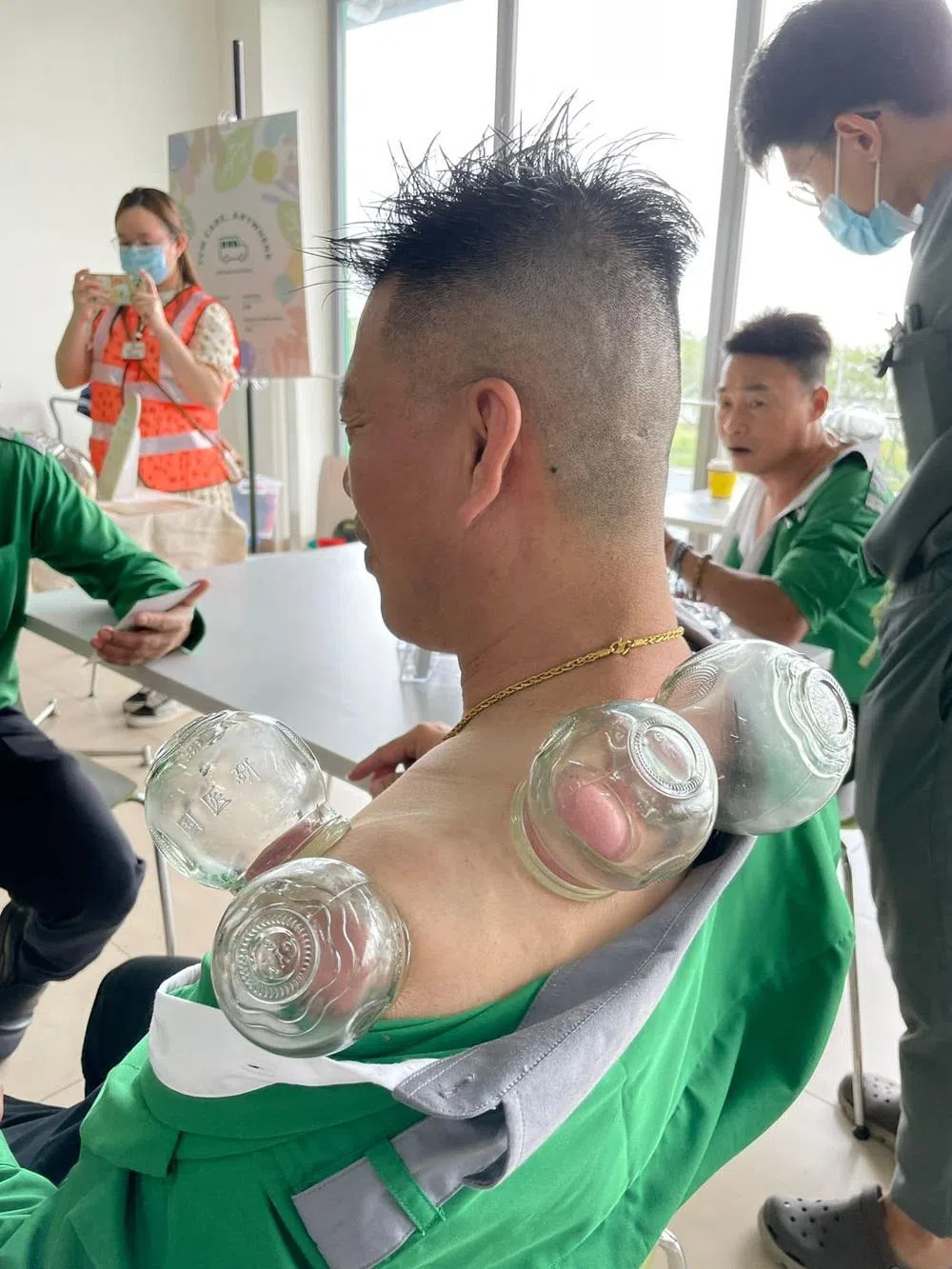 在易塔通（Tower Transit）七周年庆祝活动上接受拔罐疗法的车长。