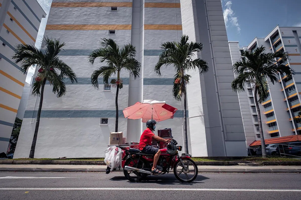 詹培秋在街边售卖冰淇淋已有50多年。（海峡时报）