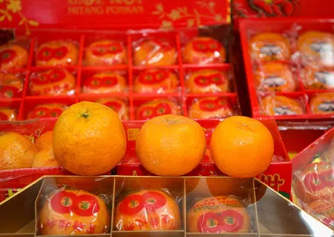 本地最常见的年柑分别是个头最大的龙门蕉柑（左起）、芦柑和椪柑。（联合晚报）