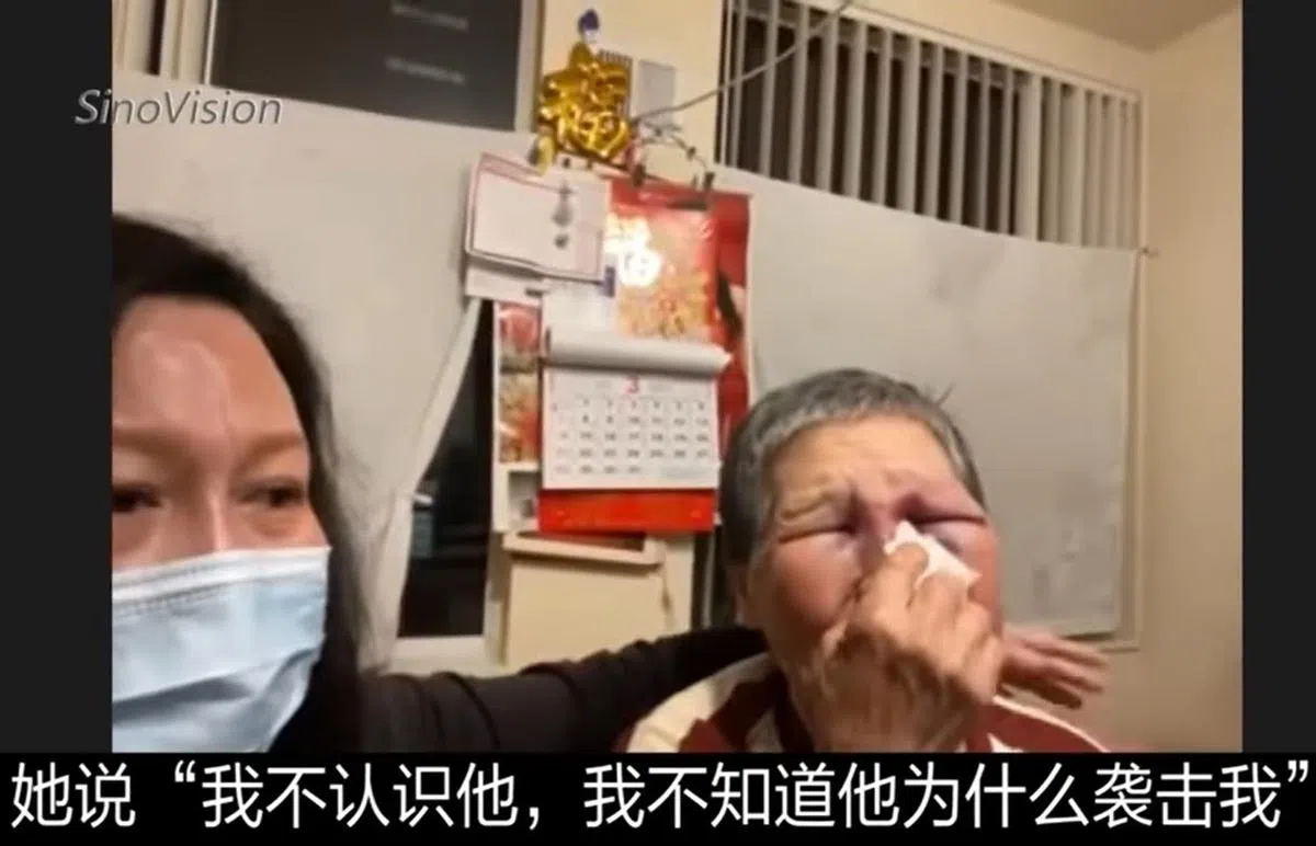  谢奶奶事后回想起袭击过程，依然吓得不轻大哭起来。（视频截图） 