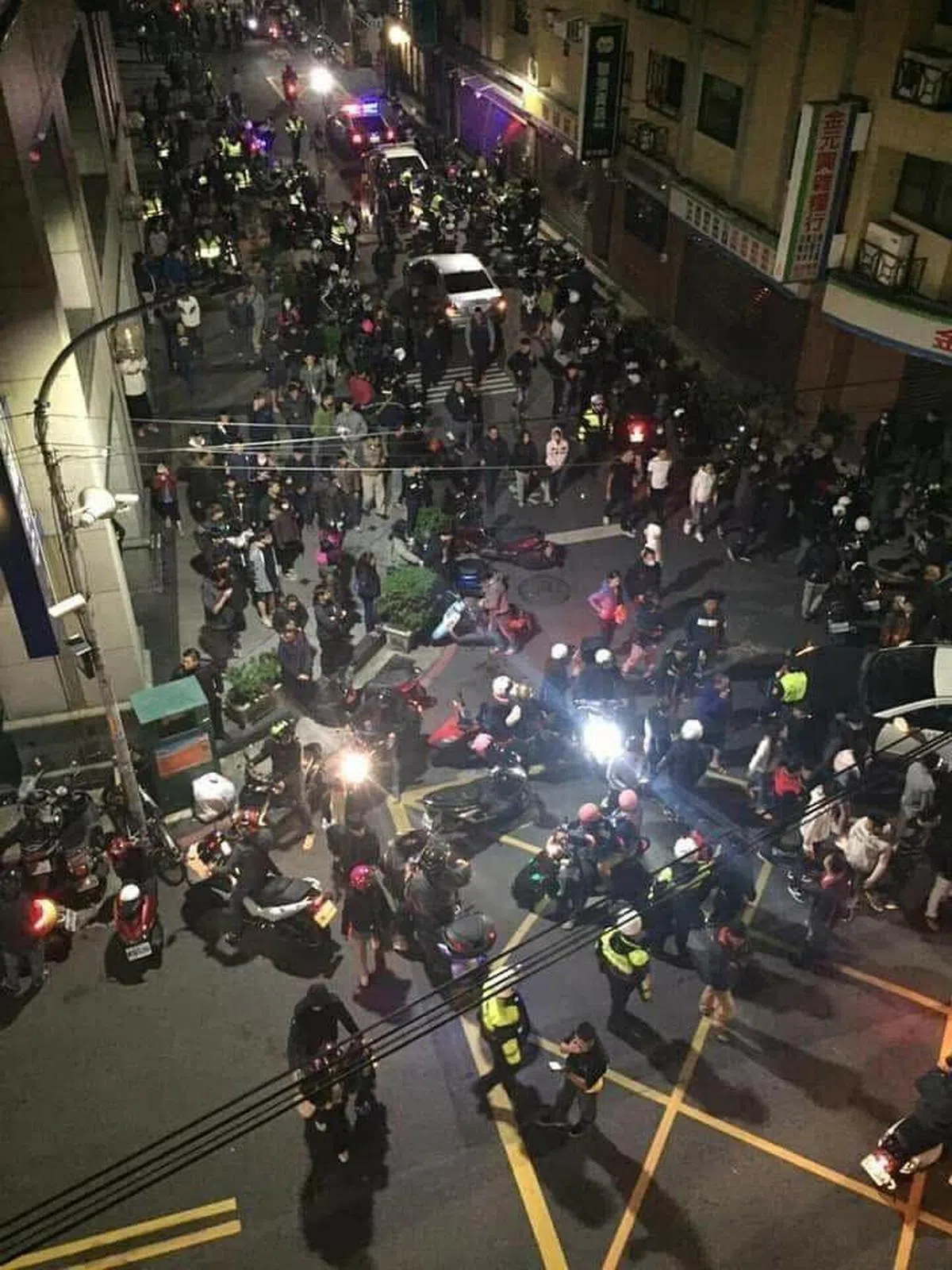  晚间11点时，“肉圆男”家门外热闹非凡，挤满了准备找麻烦的民众。 （互联网） 