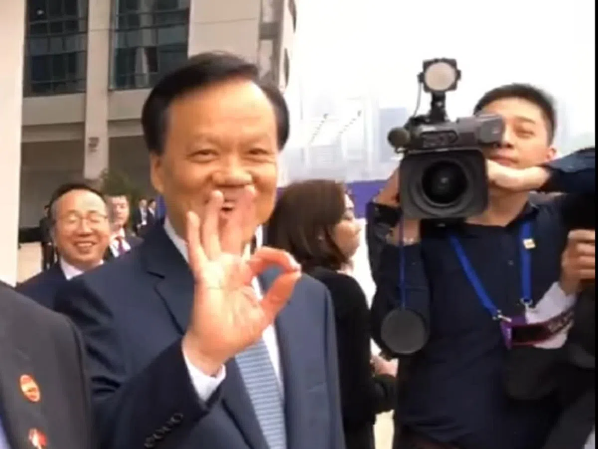  重庆市委书记陈敏尔对着镜头比了个OK手势，手腕还左右晃了晃，好像在说：OK OK, HI HI, BYE BYE。（王瑞杰摄） 