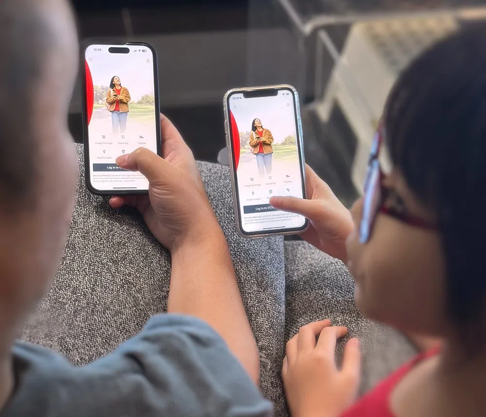 一些新加坡银行允许7岁以上的孩子开设储蓄户头，并开启网络银行服务，但需要家长允许和监督。