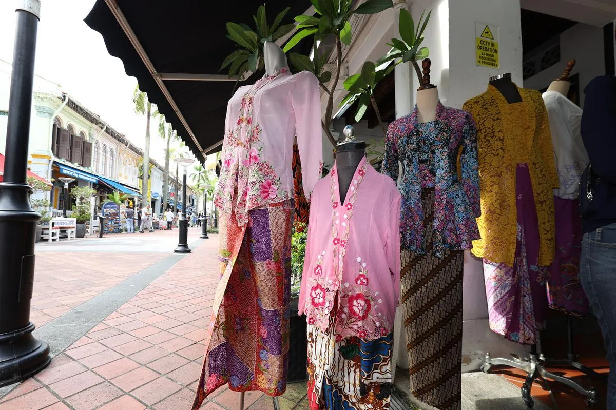 在新加坡刻意购买到不同款式的卡峇雅。（联合早报）