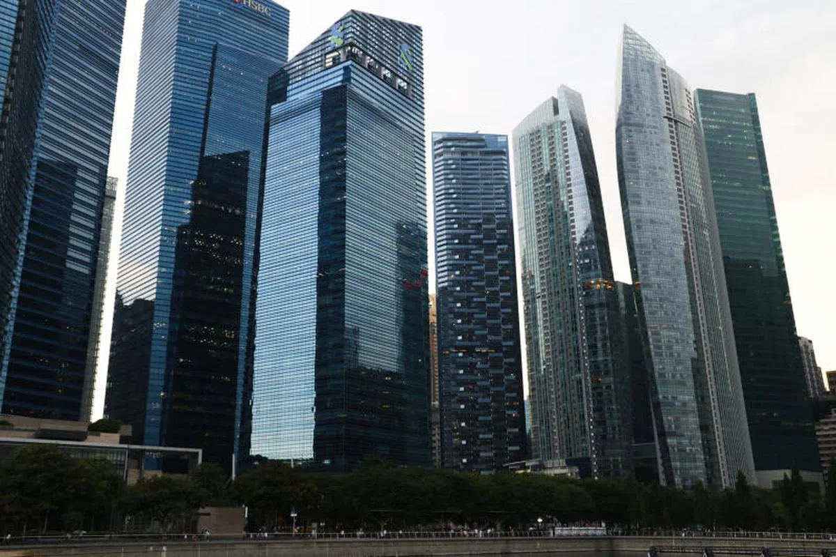 滨海舫（The Sail @ Marina Bay，右边帆布状建筑）和滨海湾居（Marina Bay Residences，左）， 是滨海湾的私宅。（联合早报）