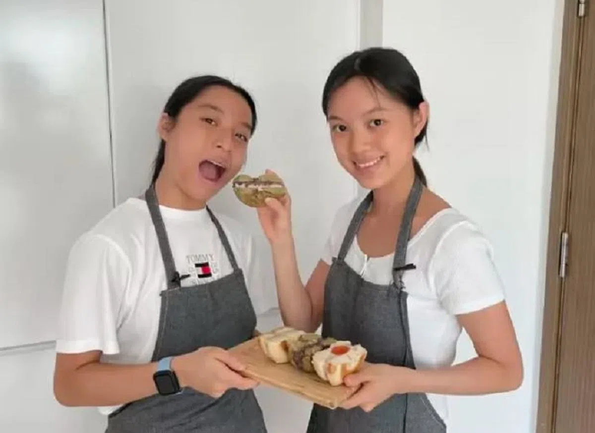 来自台湾的姐妹花Kay（右）和Kat在网上经营贝果生意。（Instagram截图）