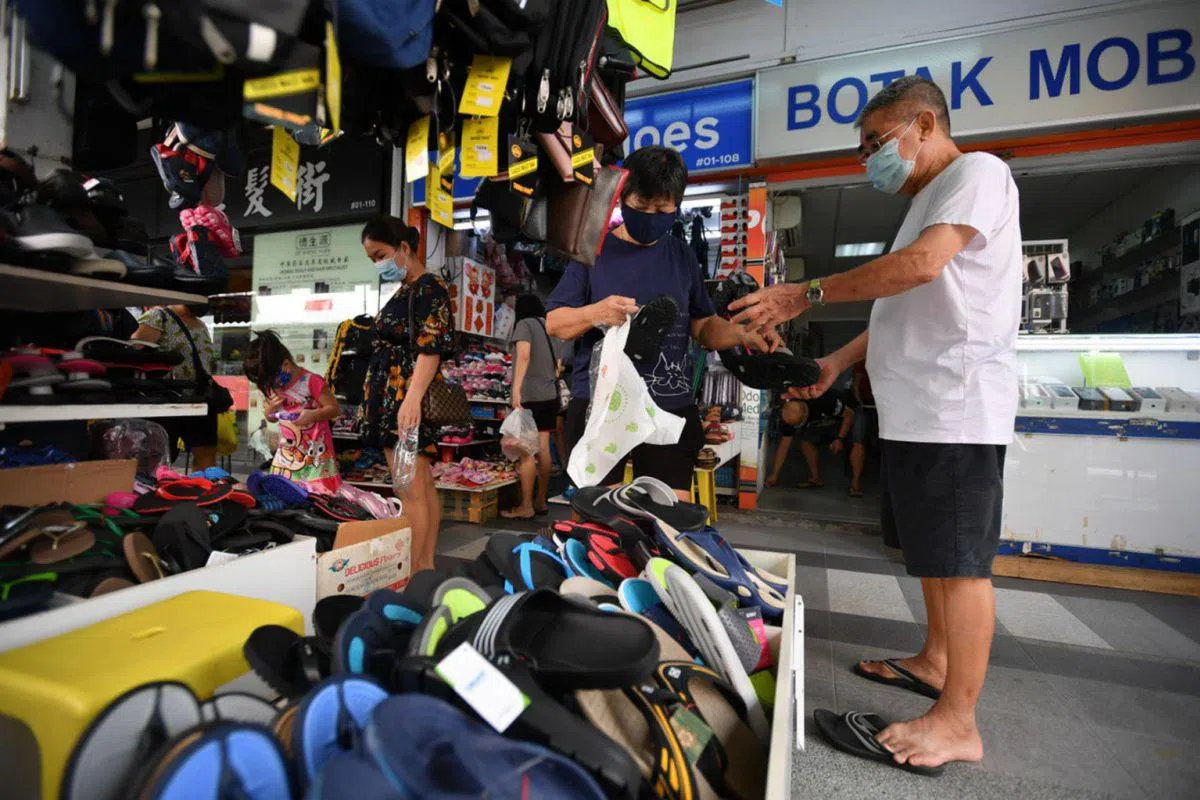  淡滨尼81街第826座组屋的邻里鞋店生意也不赖。（海峡时报） 