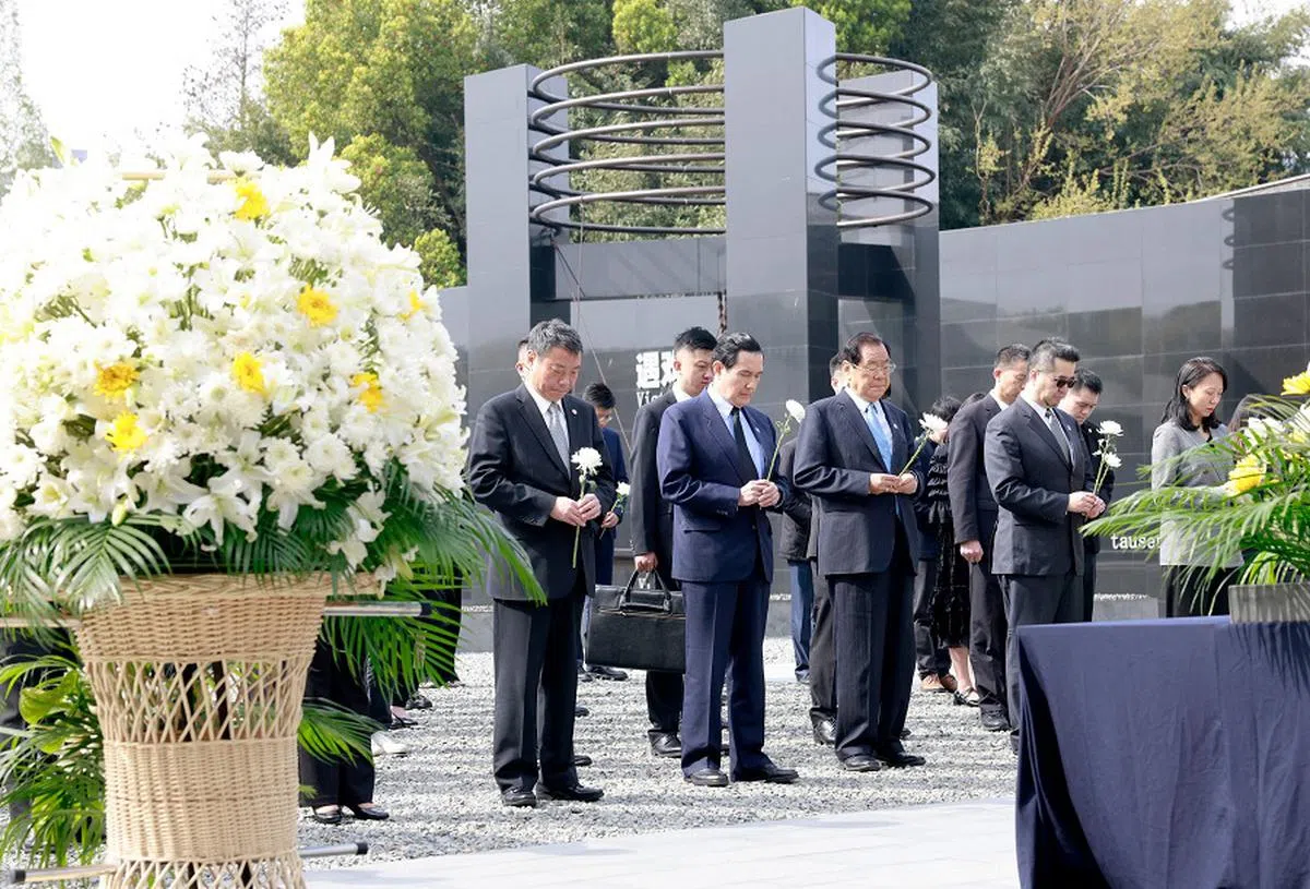 马英九一行到侵华日军南京大屠杀遇难同胞纪念馆凭吊。（法新社）