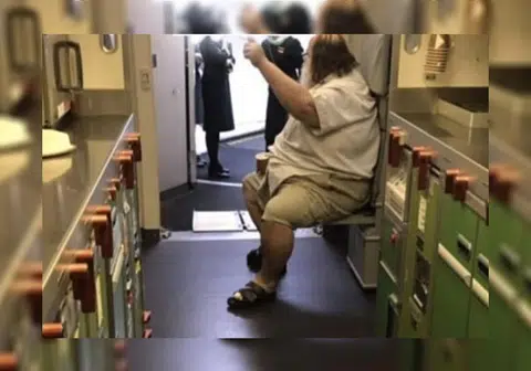 该名要求空姐擦屁股的奥客，成为受害者空姐心里挥之不去的阴影。（苹果日报 ）