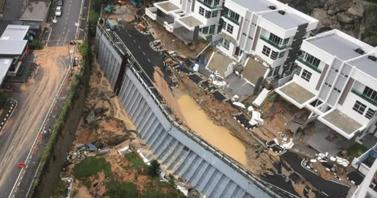  槟城水灾导致道路坍塌，地下停车场的建筑结构也遭破坏。（星洲日报） 