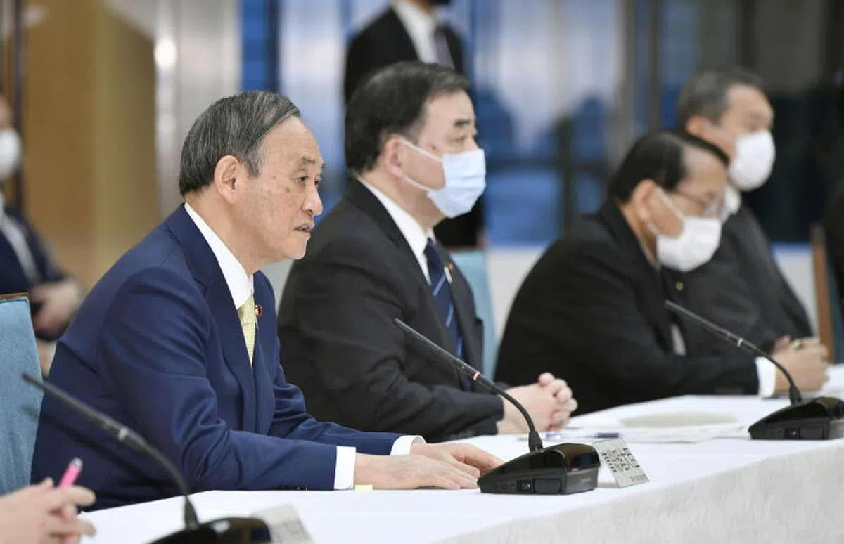  日本首相菅义伟（左一）出席内阁会议后，召开记者会宣布相关决定。（路透社） 