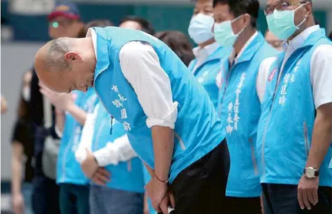 当了高雄市长还不到两年的韩国瑜（鞠躬者），2020年6月6日成为台湾首位被人民成功罢免的直辖市长。（互联网）