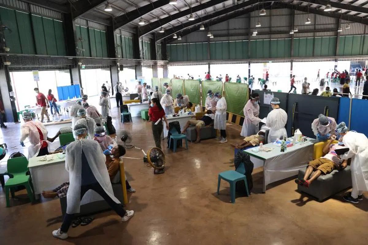 康侍（HealthServe）和新加坡国立大学合作，免费为为400名客工检查牙齿。若客工需要接受进一步治疗，义工将转介他们到位于芽笼的康侍牙科诊所。他们看诊时只须支付涵盖咨询、治疗和药物的15元费用。（联合早报）
