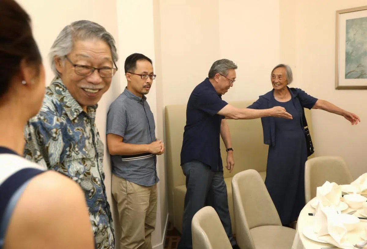  82岁的张霭珠老师（右一）专程从纽约飞到新加坡参加聚会。 