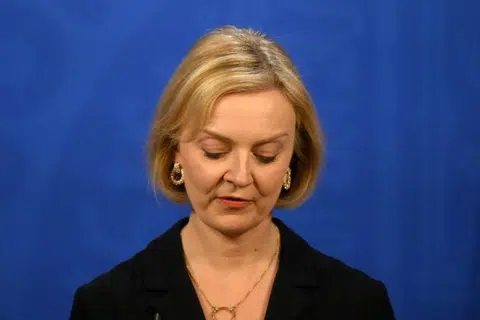 英国首相特拉斯上任不到两个月就面临严重执政危机。（路透社）