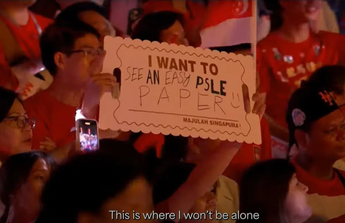 不如学学这位同学，直接要求一份容易的会考试卷！（视频截图）