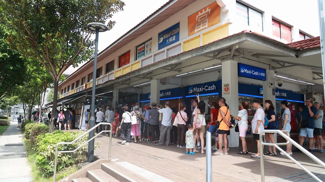 过去的周末，全岛的SIMBA门店应该是全新加坡最多人排队的地方。